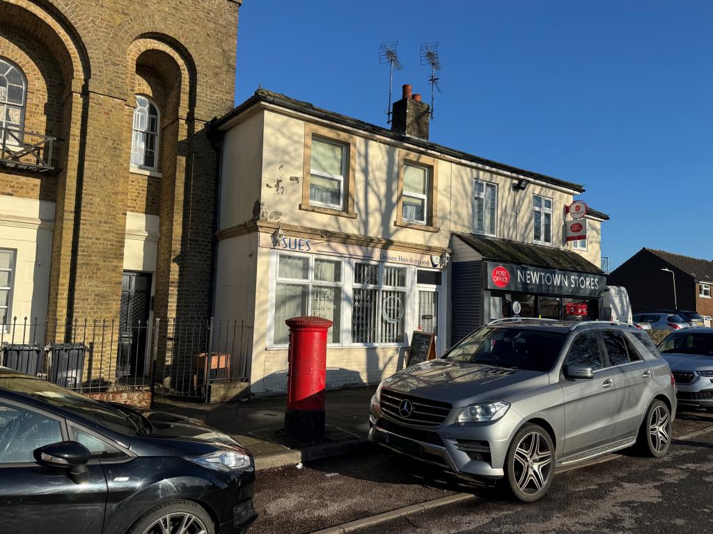 Lot: 62 - HAIRDRESSERS WITH TWO-BEDROOM FLAT AND GARAGE - Front of property